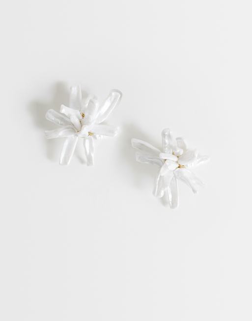 Topshop - Ciara - Boucles d'oreilles avec fleur oversize en perle - Blanc et doré