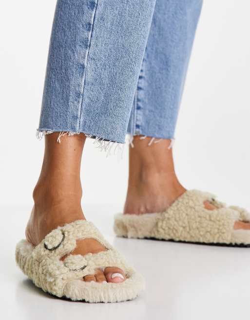 Topshop – Cieliste kapcie z kożuszka z klamrą