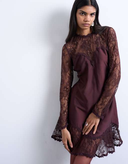 Topshop – Ciemnobordowa sukienka mini z koronkowymi rękawami i zwiewnym dołem