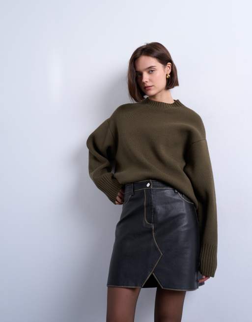 Topshop – Ciemnobrązowa spódnica mini z imitacji skóry stylizowanej na denim, ze szwem w kształcie V