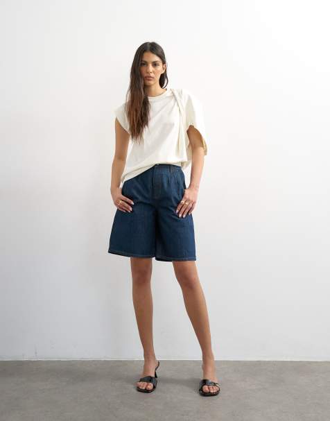 Topshop – Ciemnogranatowe jeansowe szorty o wydłużonym fasonie z zakładkami - view 1