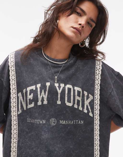 Topshop – Ciemnoszary T-shirt oversize z grafiką z napisem „New York” i koronkowym wykończeniem