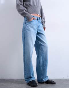 Model wearing Cinch low rise baggy jean in bleach