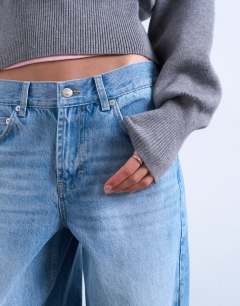 Model wearing Cinch low rise baggy jean in bleach