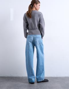 Model wearing Cinch low rise baggy jean in bleach