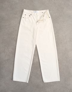 Model wearing Cinch low rise relaxed fit jean in bone