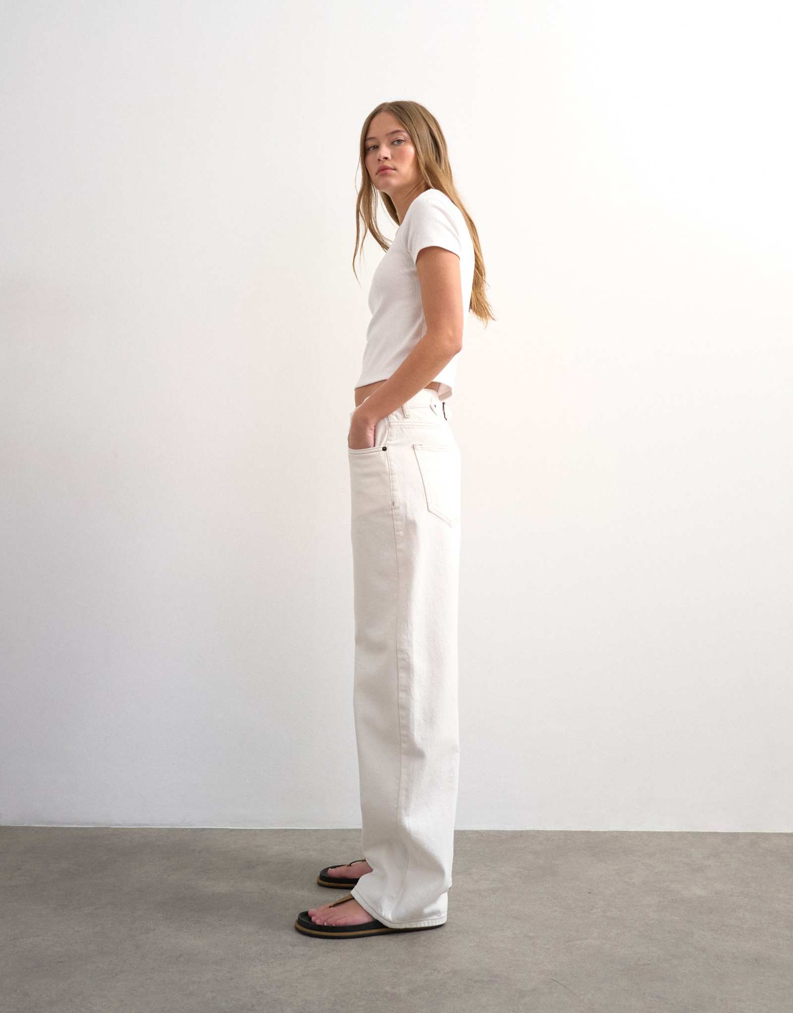 Джинсы свободного кроя с низкой посадкой от Topshop Cinch из костяной ткани