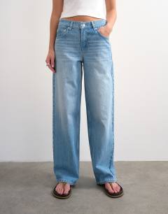 Model wearing Cinch low rise relaxed jean in bleach - LBLUE