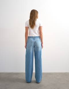 Model wearing Cinch low rise relaxed jean in bleach - LBLUE