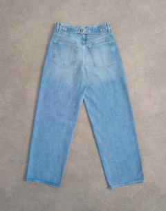 Model wearing Cinch low rise relaxed jean in bleach - LBLUE