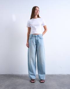 Model wearing Cinch low rise relaxed jean in bleach