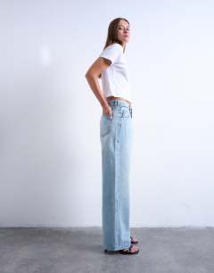 Model wearing Cinch low rise relaxed jean in bleach