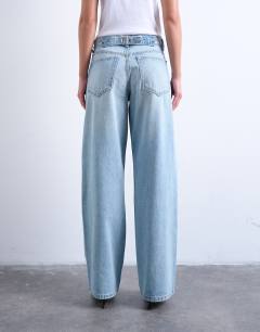 Model wearing Cinch low rise relaxed jean in bleach