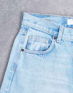 Model wearing Cinch low rise relaxed jean in bleach