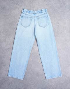 Model wearing Cinch low rise relaxed jean in bleach