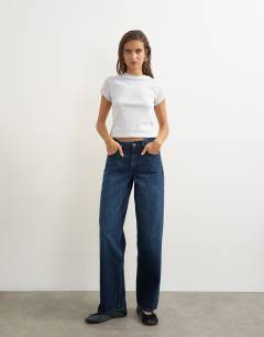 Model wearing Cinch low rise relaxed jean in blue black