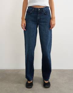 Model wearing Cinch low rise relaxed jean in blue black