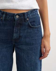 Model wearing Cinch low rise relaxed jean in blue black