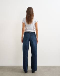 Model wearing Cinch low rise relaxed jean in blue black