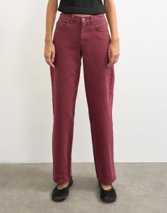 Model wearing Cinch low rise relaxed jean in cherry red