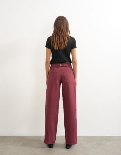 Model wearing Cinch low rise relaxed jean in cherry red