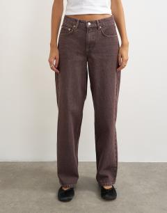 Model wearing Cinch low rise relaxed jean in chocolate