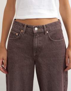 Model wearing Cinch low rise relaxed jean in chocolate