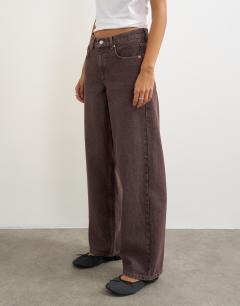 Model wearing Cinch low rise relaxed jean in chocolate