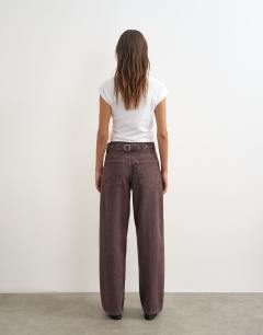 Model wearing Cinch low rise relaxed jean in chocolate