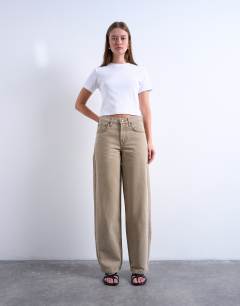 Model wearing Cinch low rise relaxed jean in latte
