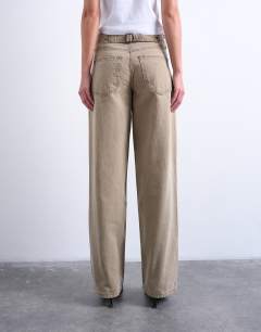 Model wearing Cinch low rise relaxed jean in latte