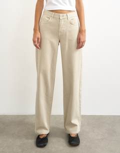Model wearing Cinch low rise relaxed jean in oat