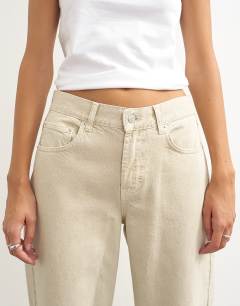 Model wearing Cinch low rise relaxed jean in oat