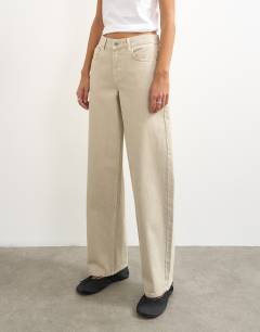 Model wearing Cinch low rise relaxed jean in oat