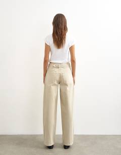 Model wearing Cinch low rise relaxed jean in oat