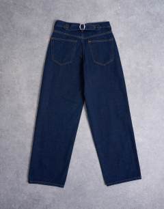 Model wearing Cinch low rise relaxed jean in raw indigo