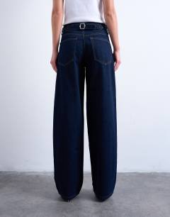 Model wearing Cinch low rise relaxed jean in rinse indigo