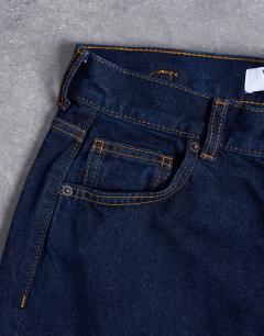 Model wearing Cinch low rise relaxed jean in rinse indigo