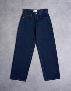 Model wearing Cinch low rise relaxed jean in rinse indigo