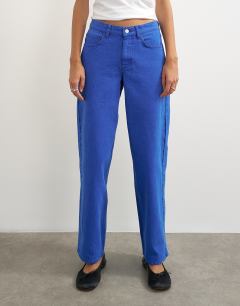 Model wearing Cinch low rise relaxed jean in strong blue