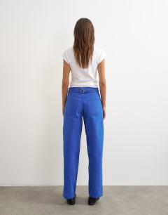 Model wearing Cinch low rise relaxed jean in strong blue