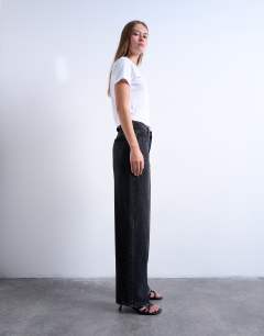 Model wearing Cinch low rise relaxed jean in washed black