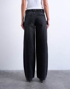 Model wearing Cinch low rise relaxed jean in washed black