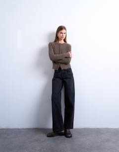 Model wearing Cinch low rise relaxed jean in washed black