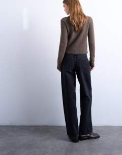 Model wearing Cinch low rise relaxed jean in washed black