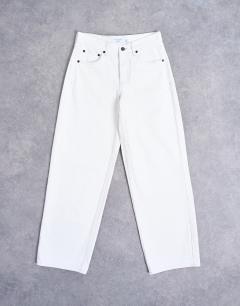 Model wearing Cinch low rise relaxed jean in white