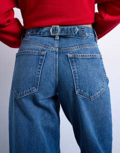 Model wearing Cinch low rise relaxed jeans in mid blue