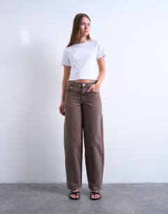 Model wearing Cinch low rise relaxed jeans in otter