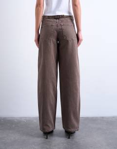 Model wearing Cinch low rise relaxed jeans in otter