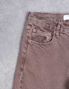 Model wearing Cinch low rise relaxed jeans in otter